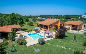 Beautiful home in Muntic with Outdoor swimming pool, WiFi and 3 Bedrooms